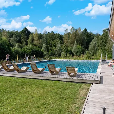 Charming Retreat With Pool بيت للعطل